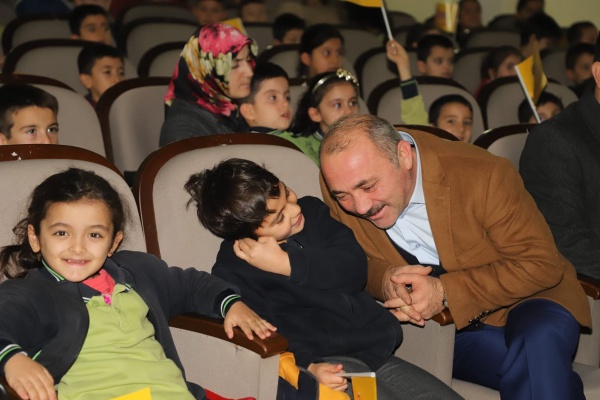 Başkan Esen, Çocuklarla Tiyatro Oyunu İzledi