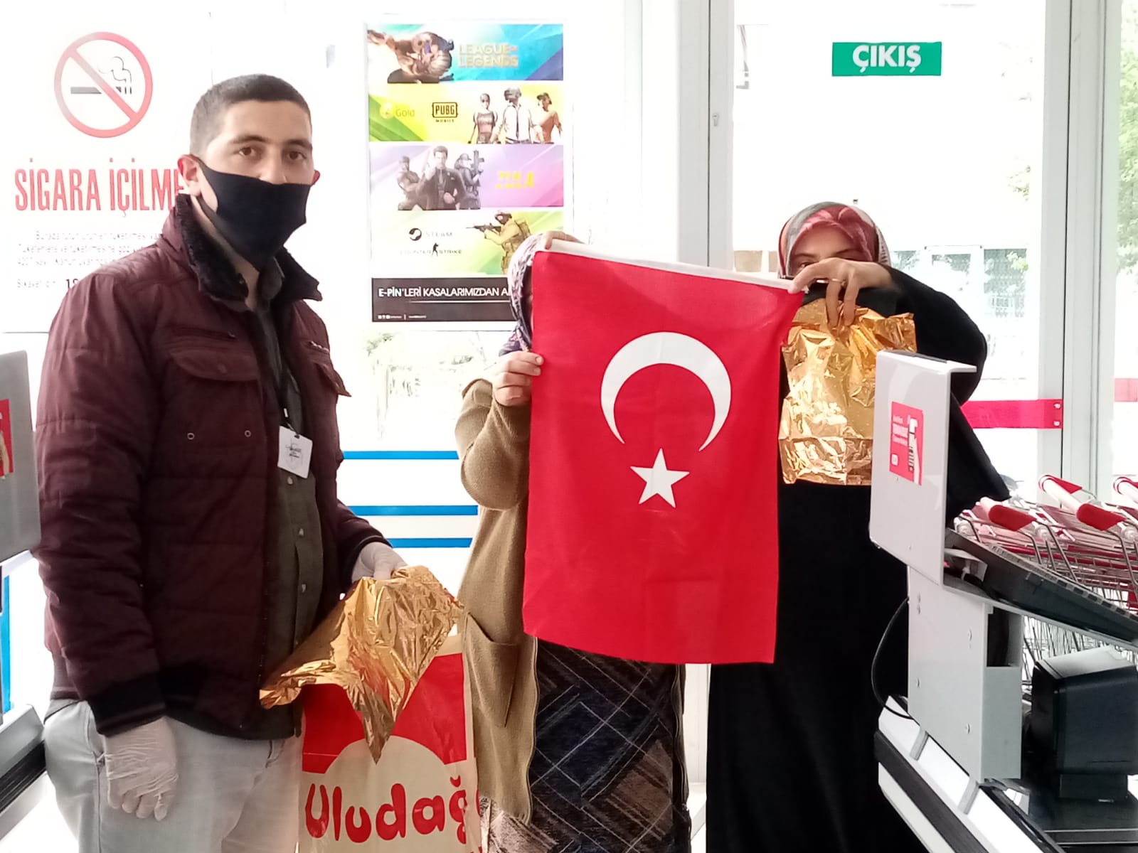 Valiliğimiz Tarafından Vatandaşlarımıza Türk Bayrağı Dağıtıldı